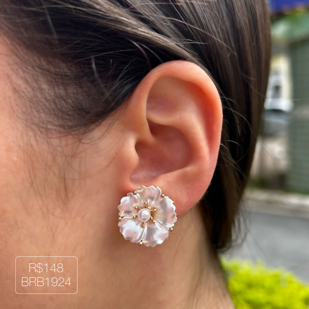 Brinco Flor de Pérola Liso Dourado